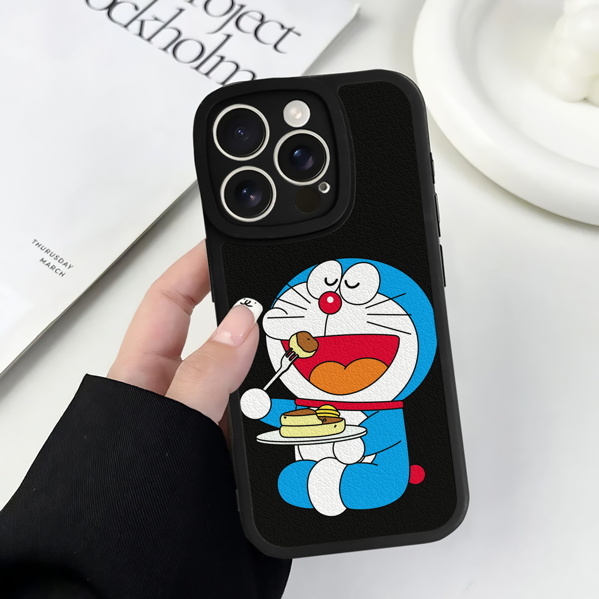 （画像用） ドラえもん Doraemon 【iPhone 16シリーズ対応】シリコンスマホケース（レザー調） 材質：シリコン